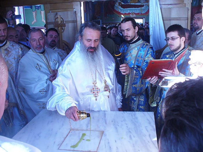 IPS Teofan a târnosit Biserica „Izvorul Tămăduirii“ din Stânca - Comarna 108848