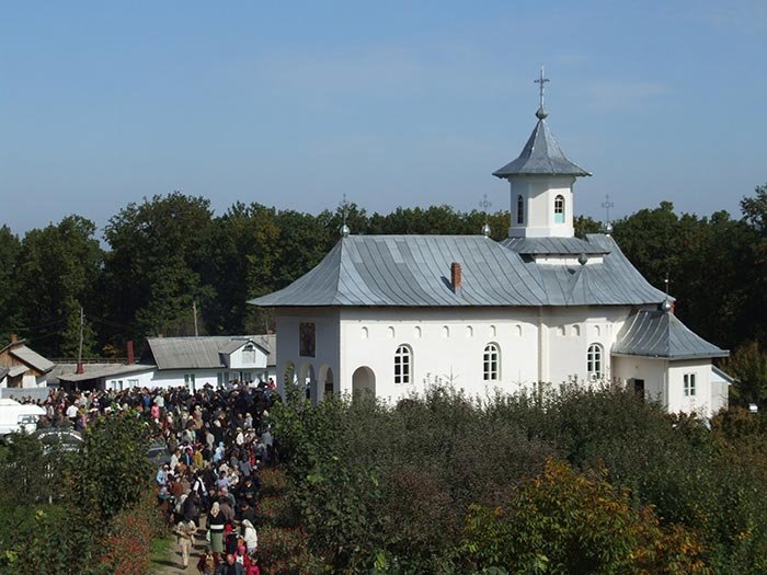 PS Calinic Botoşăneanul a sfinţit pictura Schitului Oneaga 108976