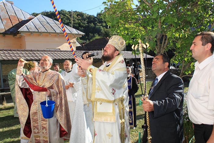 Biserica din Parohia Horezu II - Urşani a fost resfinţită în Duminica a XIX-a după Rusalii 108998