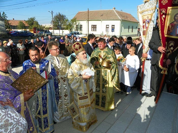 Biserica Parohiei Satu Mare a fost târnosită 109045