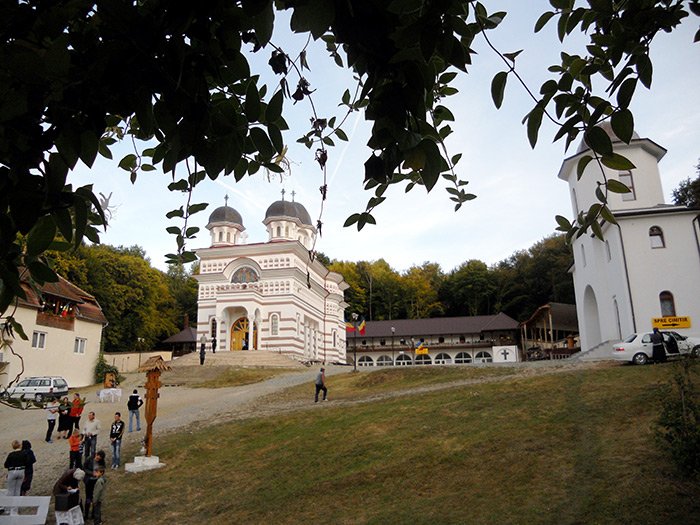 Floreşti, mănăstirea care se sprijină pe-o rugăciune 109198