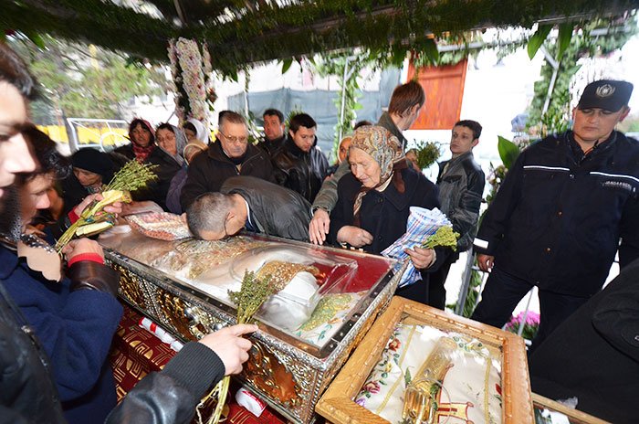 Un rând de trei kilometri şi o credinţă fără măsură 109260