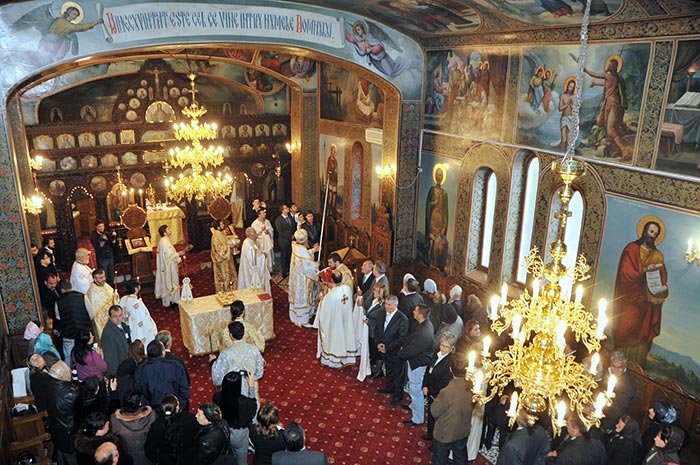 Veşmântul bisericii a fost înnoit şi sfinţit 109296