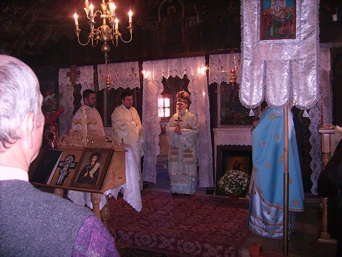 Liturghie arhierească şi sfinţire de biserică în Parohia Roşia Nouă 109332