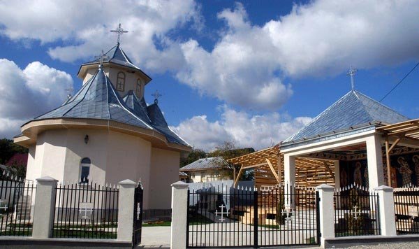 Sfinţirea bisericii parohiei Fundu Tutovei 109338