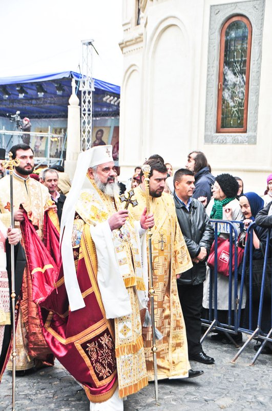 Sfinţii adună oamenii în comuniune 109480