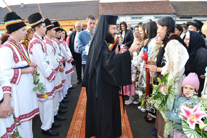 Liturghie arhierească în Parohia Zăvoi 109527