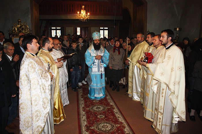 Liturghie arhierească la Paraclisul episcopal din Slatina 109530
