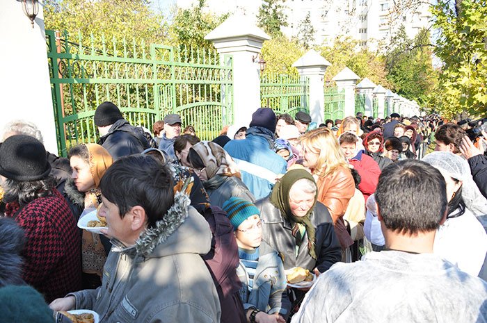 Pachete cu alimente şi hrană caldă oferite pelerinilor 109564