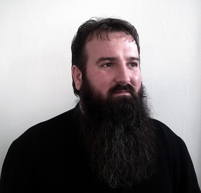 Răspunsuri duhovniceşti: De ce sărutăm mâna preotului? 109701