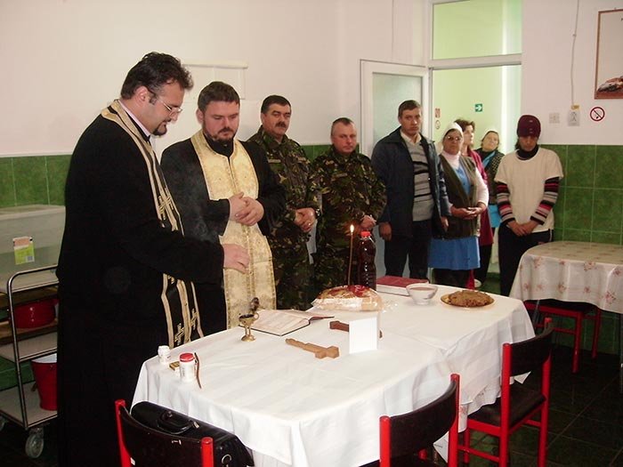 Bătrânii de la Centrul medico-social Bivolari, vizitaţi de militarii ieşeni 109972