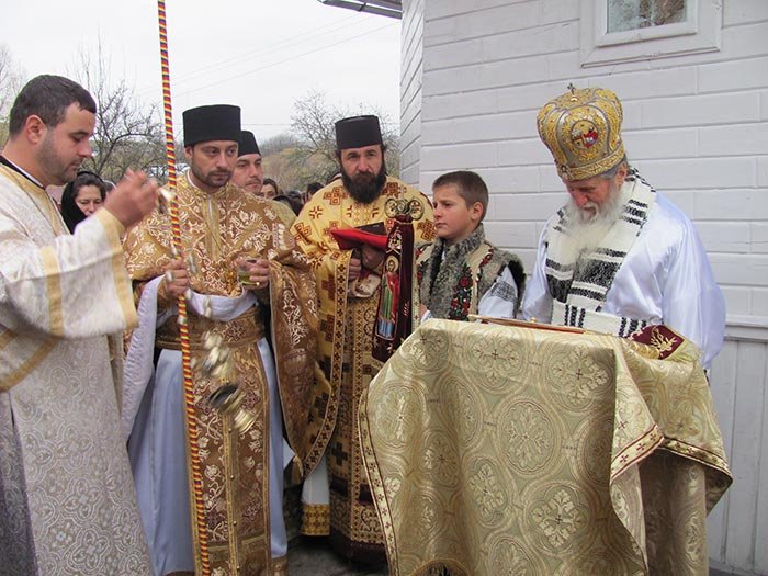 Biserica parohiei Dumbrava, resfinţită de IPS Pimen 110004