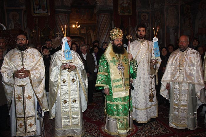 Liturghie arhierească în Parohia Pleşoiu 110049