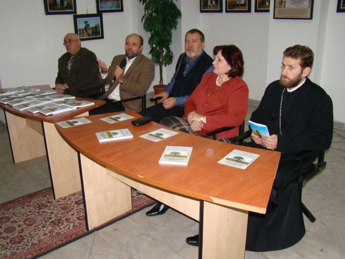 Troiţele şi crucile de hotar din judeţul Olt în expoziţie fotografică la Slatina 110078