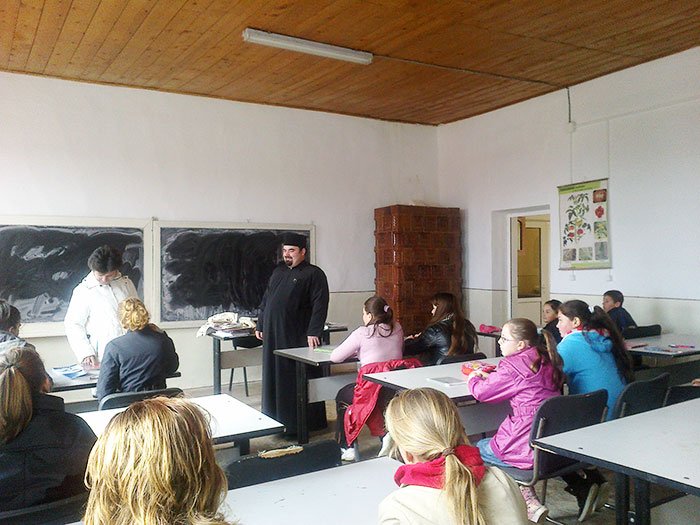 Parohia Găneşti implementează proiectul „Ai carte, ai parte“ 110248