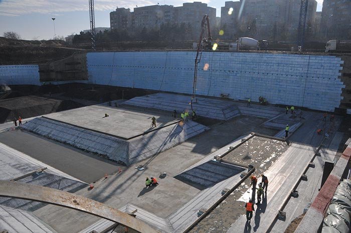 Echipele de la catedrală lucrează zi şi noapte 110324