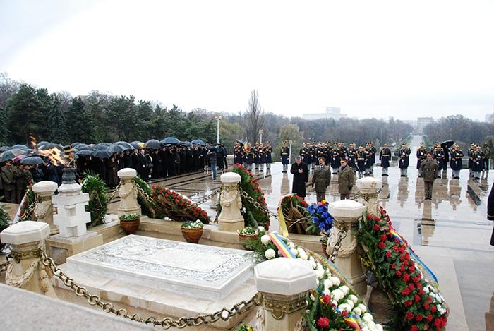 Te Deum la Ziua Naţională a României şi slujbă de pomenire a eroilor în bisericile ortodoxe 110357