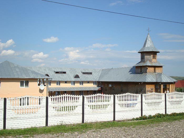 Binecuvântare arhierească în parohia „Sfântul Apostol Andrei“ din Fălticeni 110401