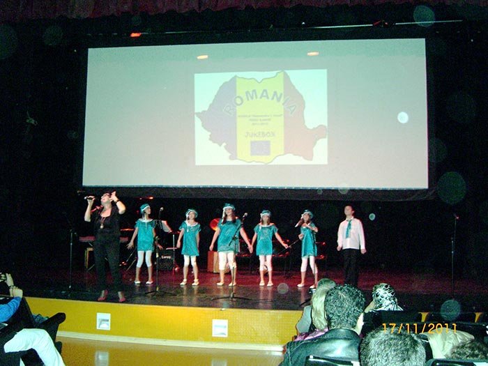 Elevi-artişti pe scena Centrului Cultural din Madrid 110405