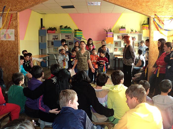 Ascoriştii craioveni, alături de copiii de la Şcoala specială „Sfântul Mina“ 110425