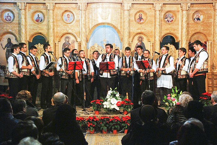 Glasuri de colindători la catedrala din Moineşti 110472