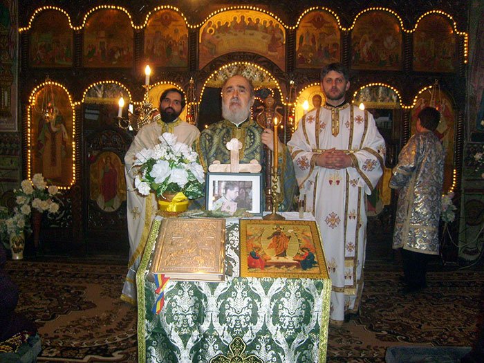 Liturghie arhierească în Parohia Horia 110520