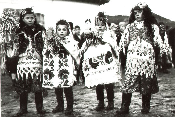 Cete de mascaţi din Moldova vin la Muzeul Satului 110594