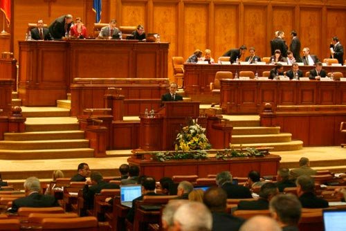 Guvernul îşi angajează răspunderea pentru comasarea alegerilor 110648