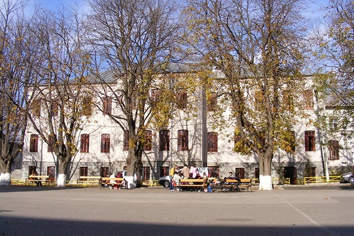 Copiii nevoiaşi, ajutaţi de voluntarii grupului „Impact Eminescu“ 110663