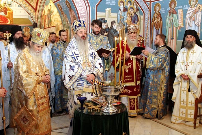 Trei ierarhi au binecuvântat lucrările Bisericii „Buna Vestire“ de la Sihăstria Putnei 110812