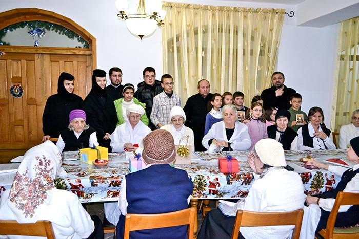 Colinde şi daruri pentru bătrânii de la «Christiana» şi Domneşti 110852