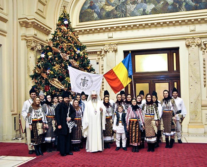Grupul „Datina Românească“ a colindat la Palatul Patriarhiei 110849