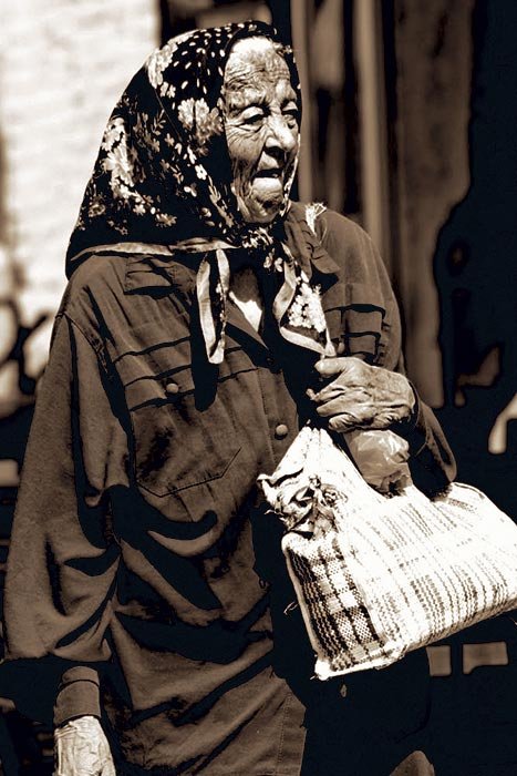 Românii cumpără mai puţin şi mai ieftin 110845