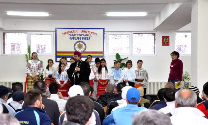 Tineri din Parohia Hereşti, colindători la peniteciarul din Giurgiu 110878