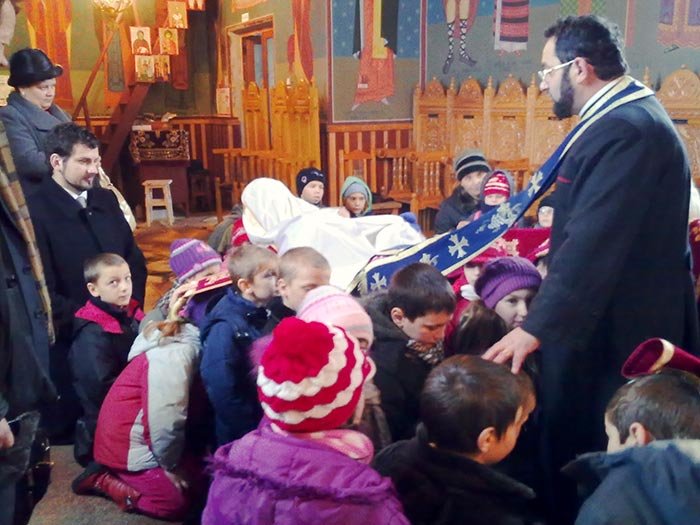 Sfânta Liturghie pentru copii, înainte de vacanţă, la Tătăruşi 110908