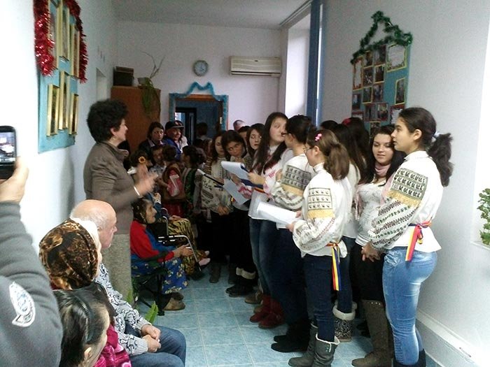 Daruri şi colinde pentru bătrânii de la Hârja 110939