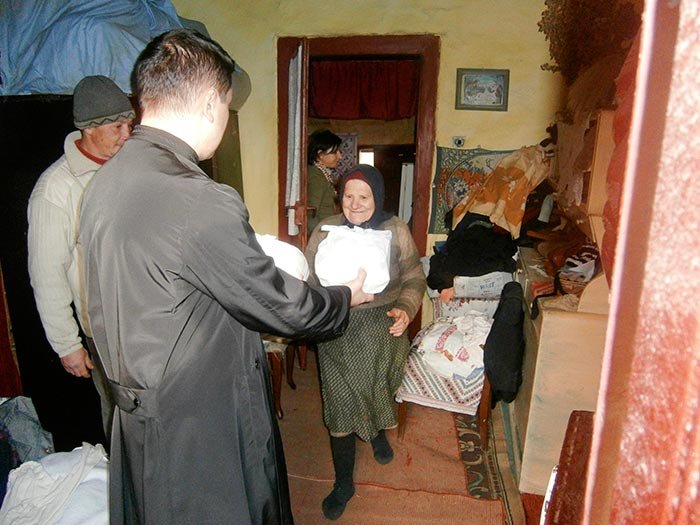 Daruri pentru copii, bătrâni şi săraci în Parohia Balaciu din Ialomiţa 111002