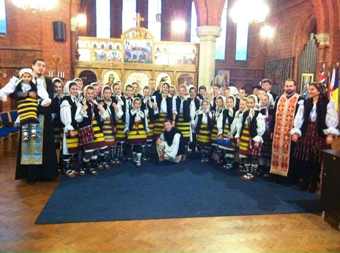 Copiii din Ieud au colindat în Northampton, Anglia 111095