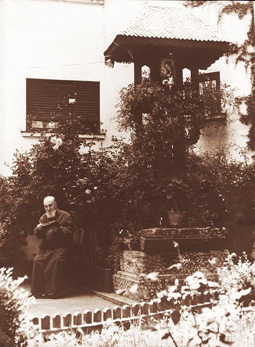 Duhovnicul Constantin Sârbu de la Biserica Sapienţei din Capitală 91310