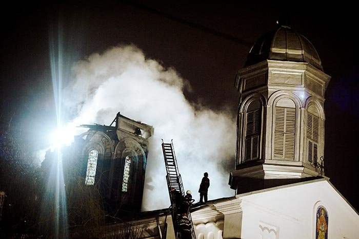 Flăcările incendiului nu au mistuit credinţa enoriaşilor 91308