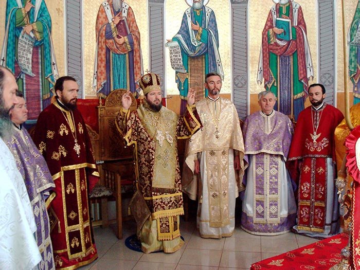 Ierarhi din Ardeal în mijlocul credincioşilor 91326