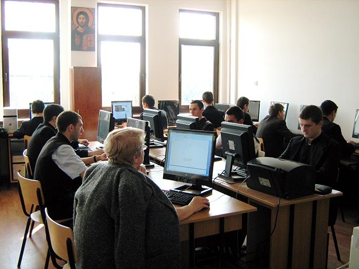 Aproape opt decenii de învăţământ teologic la Coşuna 91604