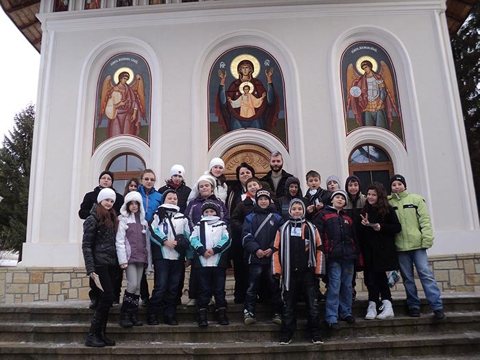 Elevi oneşteni în Tabăra de iarnă „Floare de colţ” - Durău 91687