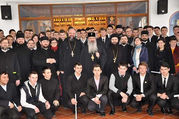 Înalt Preasfinţitul Teofan, în mijlocul seminariştilor de la Iaşi 91684