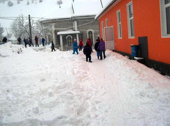 Cursuri suspendate în peste 680 de şcoli 91726