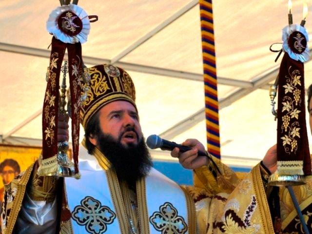 Preasfinţitul Lucian în mijlocul elevilor de la Seminarul Teologic „Ioan Popasu“ 91733