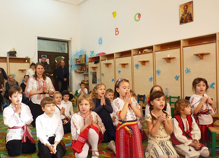 Copiii de la Grădiniţa „Buna Vestire“ descoperă tradiţiile bunicilor 91869