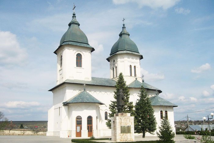 16 ani de la reînfiinţarea Episcopiei Huşilor 92043