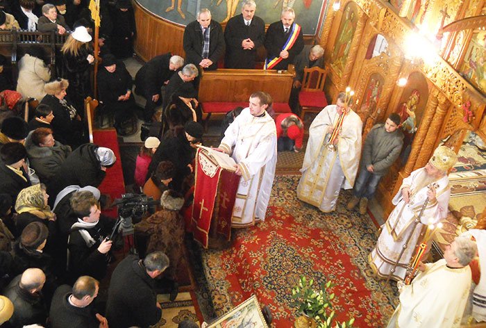 Ierarhii transilvăneni în mijlocul credincioşilor 92057