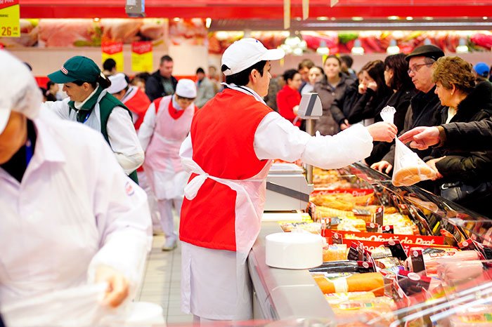 Românul, între foame reală, isterie şi consumism 92052